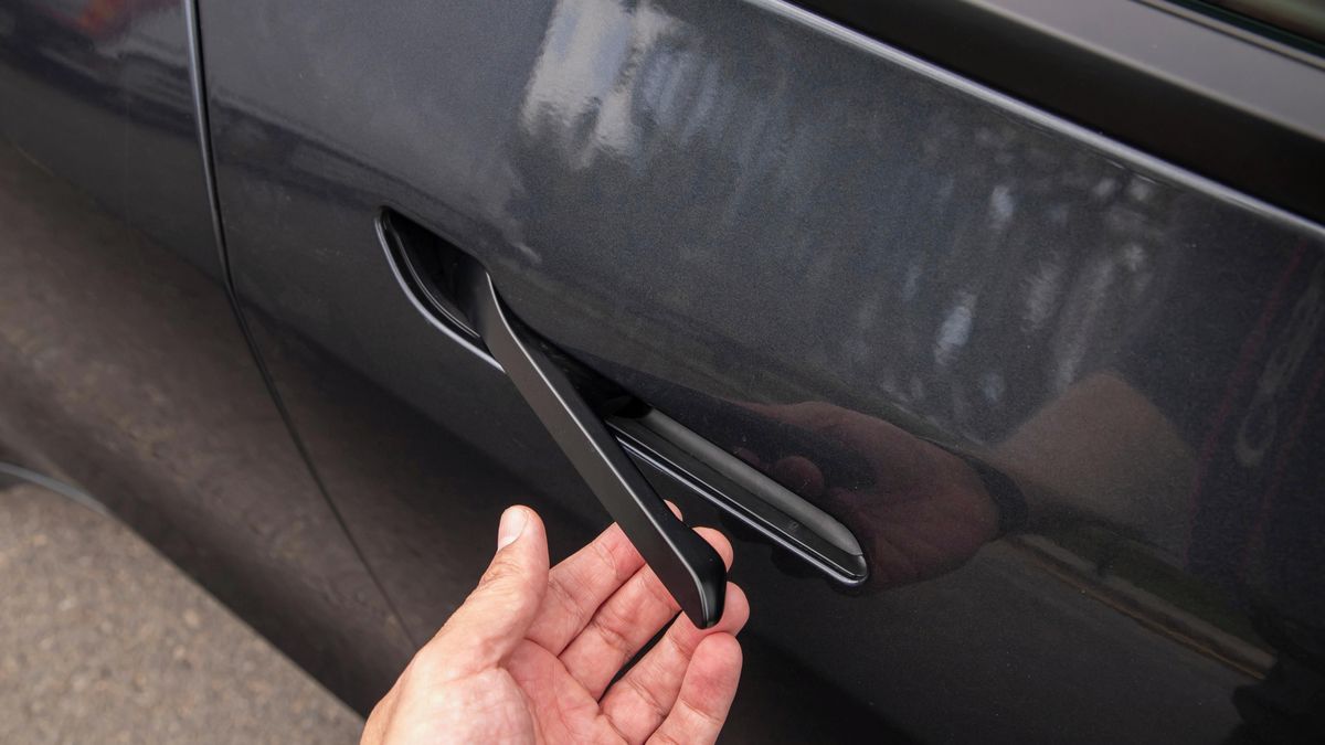 Skryté kliky pod palbou. Čína zavádí povinné manuální otevírání dveří